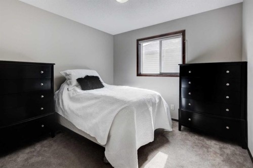 42 Everoak Green Sw, Calgary, AB - Indoor Photo Showing Bedroom