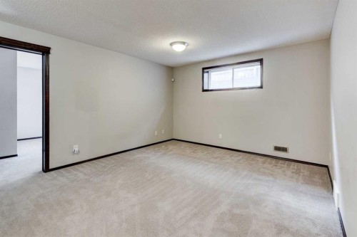42 Everoak Green Sw, Calgary, AB - Indoor Photo Showing Other Room