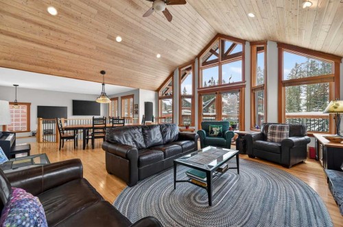 997 Wilson Way, Canmore, AB - Indoor Photo Showing Living Room
