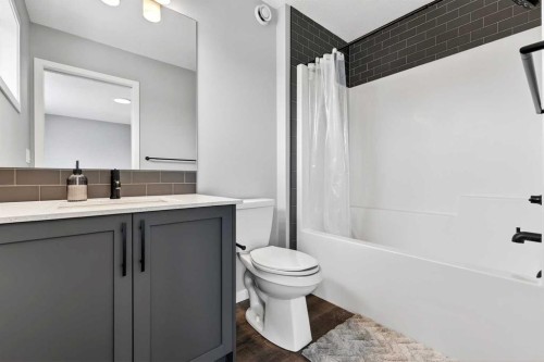 94 Wolf Gate Nw, Okotoks, AB - Indoor Photo Showing Bathroom