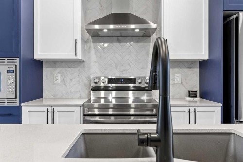 94 Wolf Gate Nw, Okotoks, AB - Indoor Photo Showing Kitchen