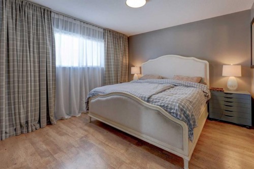 823 Bankview Drive, Drumheller, AB - Indoor Photo Showing Bedroom