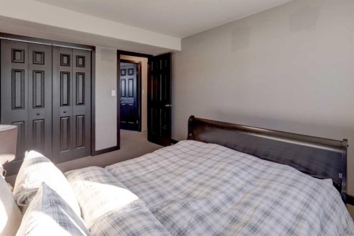 823 Bankview Drive, Drumheller, AB - Indoor Photo Showing Bedroom