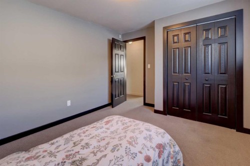 823 Bankview Drive, Drumheller, AB - Indoor Photo Showing Bedroom