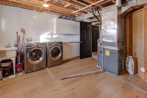823 Bankview Drive, Drumheller, AB - Indoor Photo Showing Laundry Room