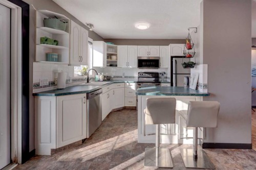823 Bankview Drive, Drumheller, AB - Indoor Photo Showing Kitchen