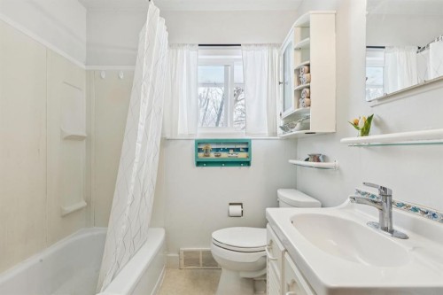 2363 23 Street Nw, Calgary, AB - Indoor Photo Showing Bathroom