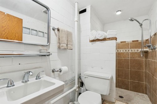 2363 23 Street Nw, Calgary, AB - Indoor Photo Showing Bathroom