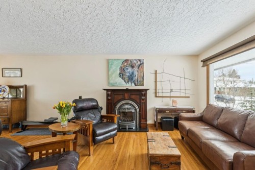 2363 23 Street Nw, Calgary, AB - Indoor Photo Showing Living Room