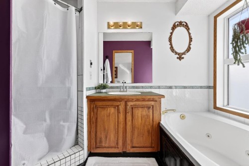 31 Sunset Crescent, Okotoks, AB - Indoor Photo Showing Bathroom