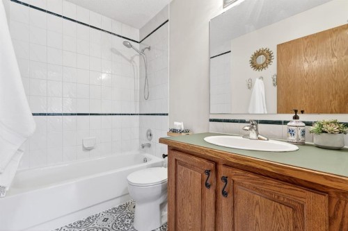 31 Sunset Crescent, Okotoks, AB - Indoor Photo Showing Bathroom