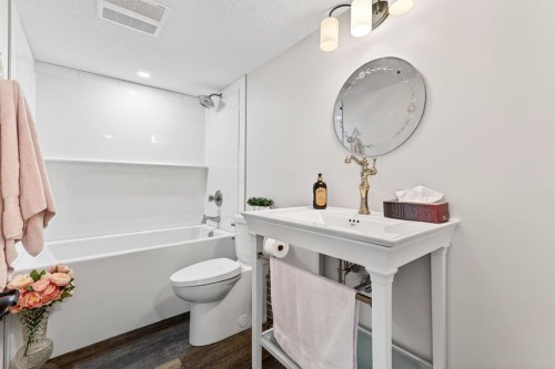 31 Sunset Crescent, Okotoks, AB - Indoor Photo Showing Bathroom