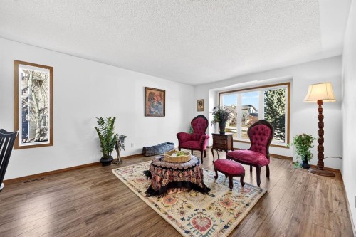 31 Sunset Crescent, Okotoks, AB - Indoor Photo Showing Living Room