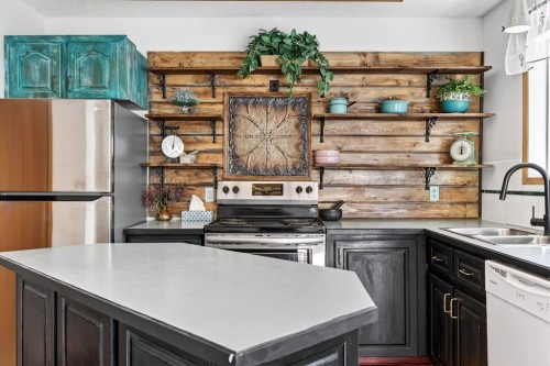 31 Sunset Crescent, Okotoks, AB - Indoor Photo Showing Kitchen With Double Sink