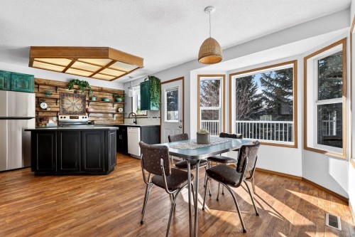 31 Sunset Crescent, Okotoks, AB - Indoor Photo Showing Dining Room