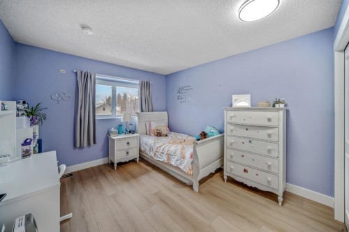 76 Stradbrooke Way Sw, Calgary, AB - Indoor Photo Showing Bedroom