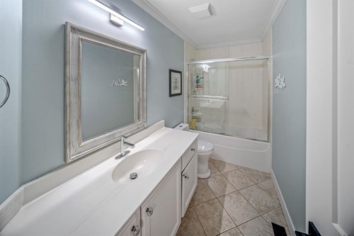 76 Stradbrooke Way Sw, Calgary, AB - Indoor Photo Showing Bathroom