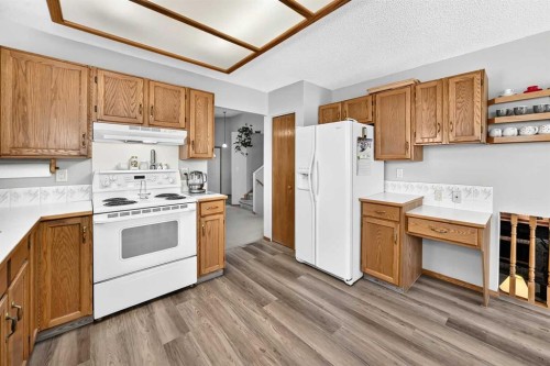 11444 Coventry Boulevard Ne, Calgary, AB - Indoor Photo Showing Kitchen