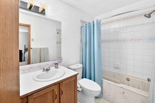 11444 Coventry Boulevard Ne, Calgary, AB - Indoor Photo Showing Bathroom
