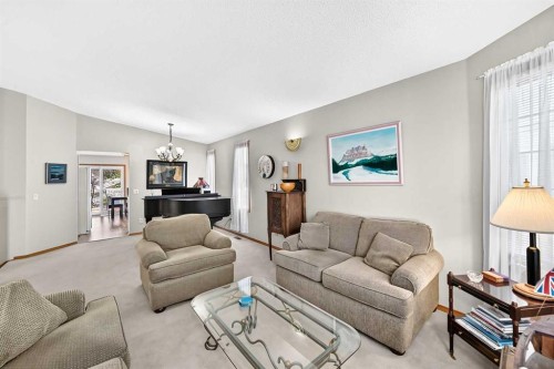 11444 Coventry Boulevard Ne, Calgary, AB - Indoor Photo Showing Living Room