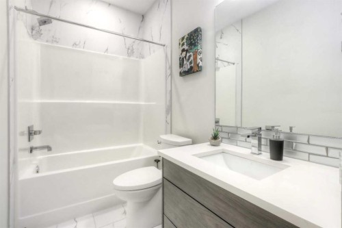 1545 33 Avenue Sw, Calgary, AB - Indoor Photo Showing Bathroom