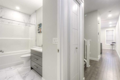 1545 33 Avenue Sw, Calgary, AB - Indoor Photo Showing Bathroom