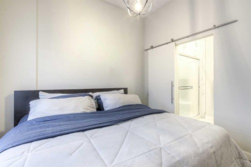 1545 33 Avenue Sw, Calgary, AB - Indoor Photo Showing Bedroom