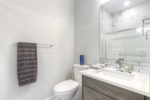 1545 33 Avenue Sw, Calgary, AB - Indoor Photo Showing Bathroom