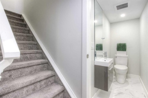 1545 33 Avenue Sw, Calgary, AB - Indoor Photo Showing Bathroom