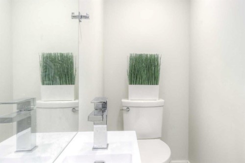 1545 33 Avenue Sw, Calgary, AB - Indoor Photo Showing Bathroom
