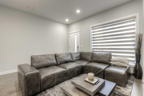1545 33 Avenue Sw, Calgary, AB - Indoor Photo Showing Living Room
