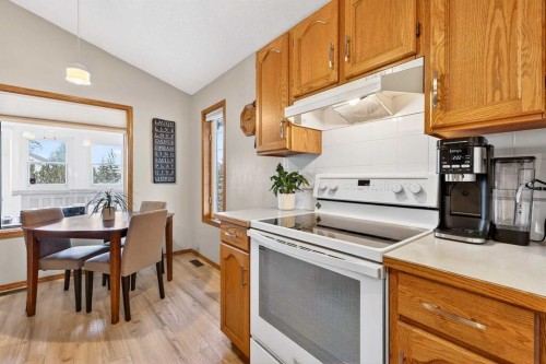 8 Somerset Gate Sw, Calgary, AB - Indoor Photo Showing Kitchen