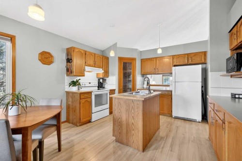 8 Somerset Gate Sw, Calgary, AB - Indoor Photo Showing Kitchen With Double Sink
