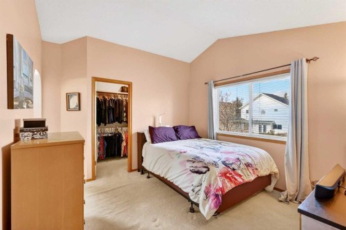 8 Somerset Gate Sw, Calgary, AB - Indoor Photo Showing Bedroom