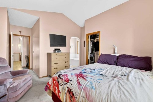 8 Somerset Gate Sw, Calgary, AB - Indoor Photo Showing Bedroom