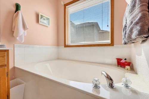 8 Somerset Gate Sw, Calgary, AB - Indoor Photo Showing Bathroom