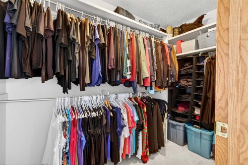 8 Somerset Gate Sw, Calgary, AB - Indoor With Storage
