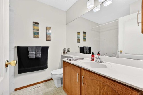 8 Somerset Gate Sw, Calgary, AB - Indoor Photo Showing Bathroom