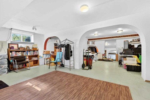 8 Somerset Gate Sw, Calgary, AB - Indoor Photo Showing Other Room