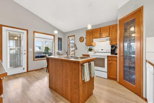 8 Somerset Gate Sw, Calgary, AB - Indoor Photo Showing Kitchen With Double Sink