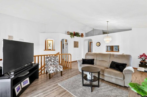 8 Somerset Gate Sw, Calgary, AB - Indoor Photo Showing Living Room
