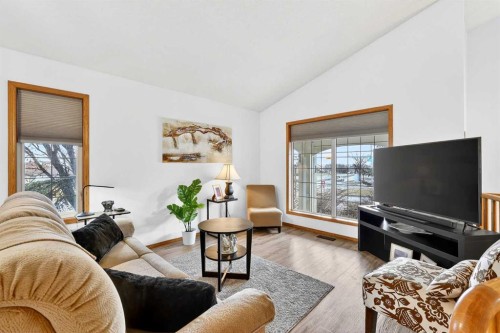 8 Somerset Gate Sw, Calgary, AB - Indoor Photo Showing Living Room