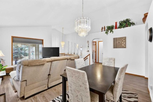 8 Somerset Gate Sw, Calgary, AB - Indoor Photo Showing Dining Room