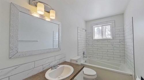 2109 17 Avenue, Didsbury, AB - Indoor Photo Showing Bathroom