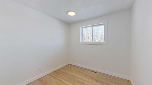 2109 17 Avenue, Didsbury, AB - Indoor Photo Showing Other Room