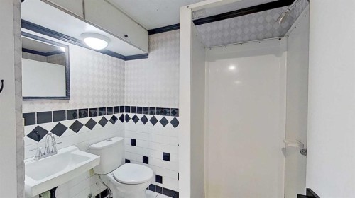 2109 17 Avenue, Didsbury, AB - Indoor Photo Showing Bathroom