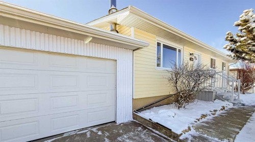 2109 17 Avenue, Didsbury, AB - Outdoor With Exterior