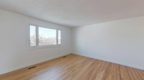 2109 17 Avenue, Didsbury, AB - Indoor Photo Showing Other Room