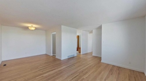2109 17 Avenue, Didsbury, AB - Indoor Photo Showing Other Room