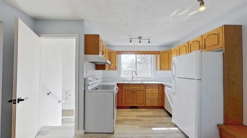 2109 17 Avenue, Didsbury, AB - Indoor